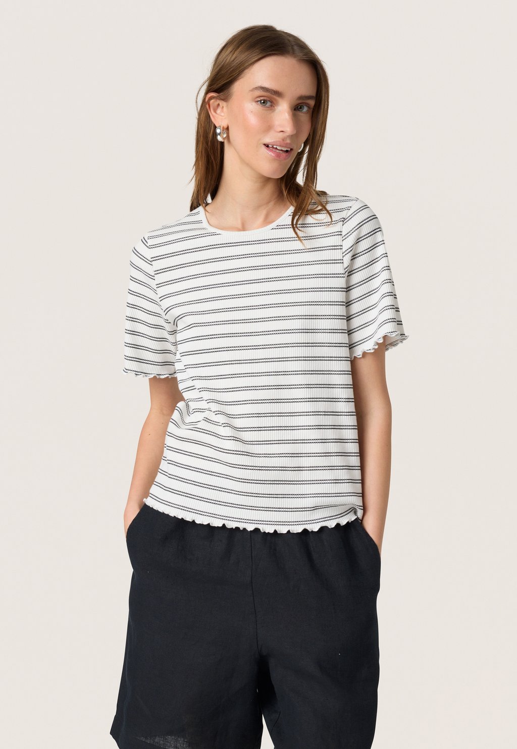 Футболка с принтом ELEANORA TEE Soaked in Luxury, кремовый
Футболка с принтом ELEANORA TEE Soaked in Luxury, кремовый