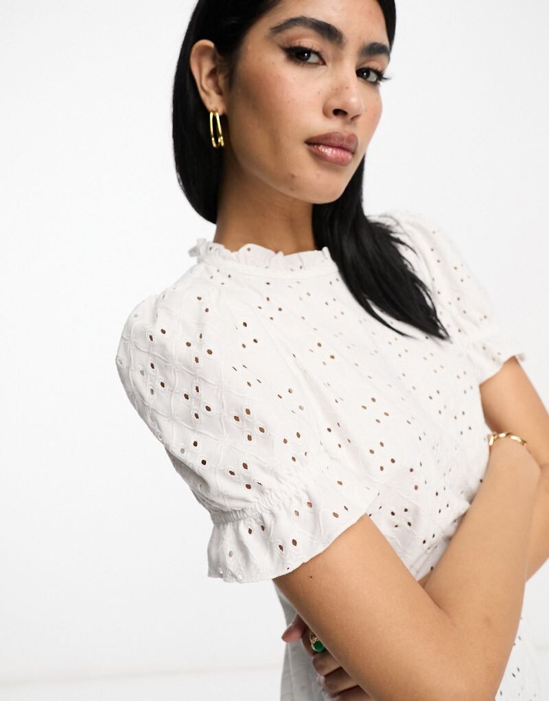 Белый топ с короткими рукавами из джерси Vila
Белый топ с короткими рукавами из джерси Vila