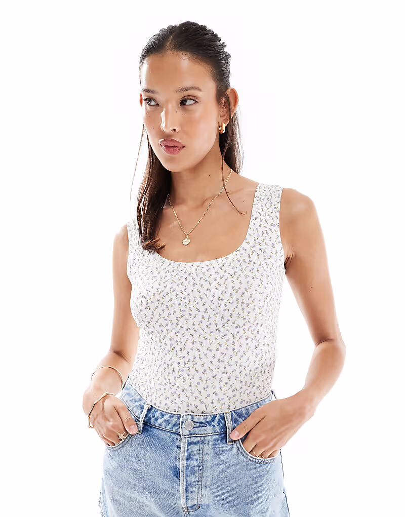 Боди Miss Selfridge с широким вырезом и мелким цветочным принтом
Боди Miss Selfridge с широким вырезом и мелким цветочным принтом