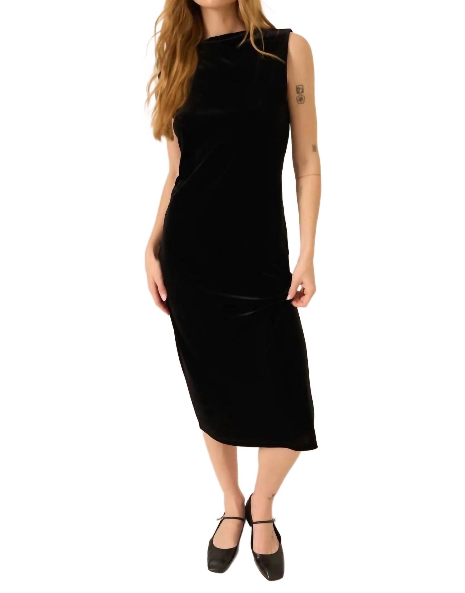 Платье Heading Out из бархата в черном цвете PROJECT SOCIAL T
Платье Heading Out из бархата в черном цвете PROJECT SOCIAL T