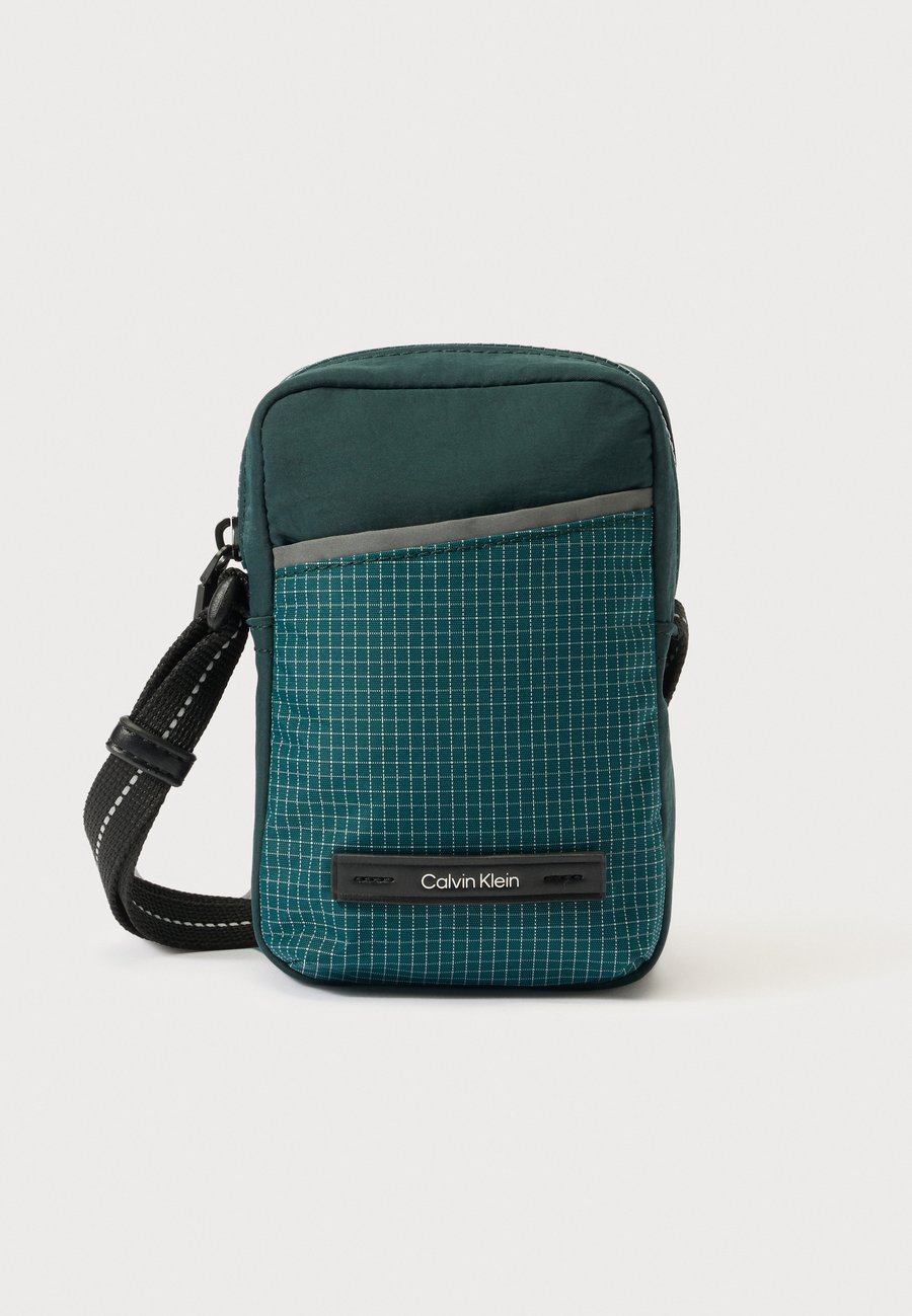 Сумка кросс-боди Calvin Klein REPORTER, Dark Teal/Teal
Сумка кросс-боди Calvin Klein REPORTER, Dark Teal/Teal