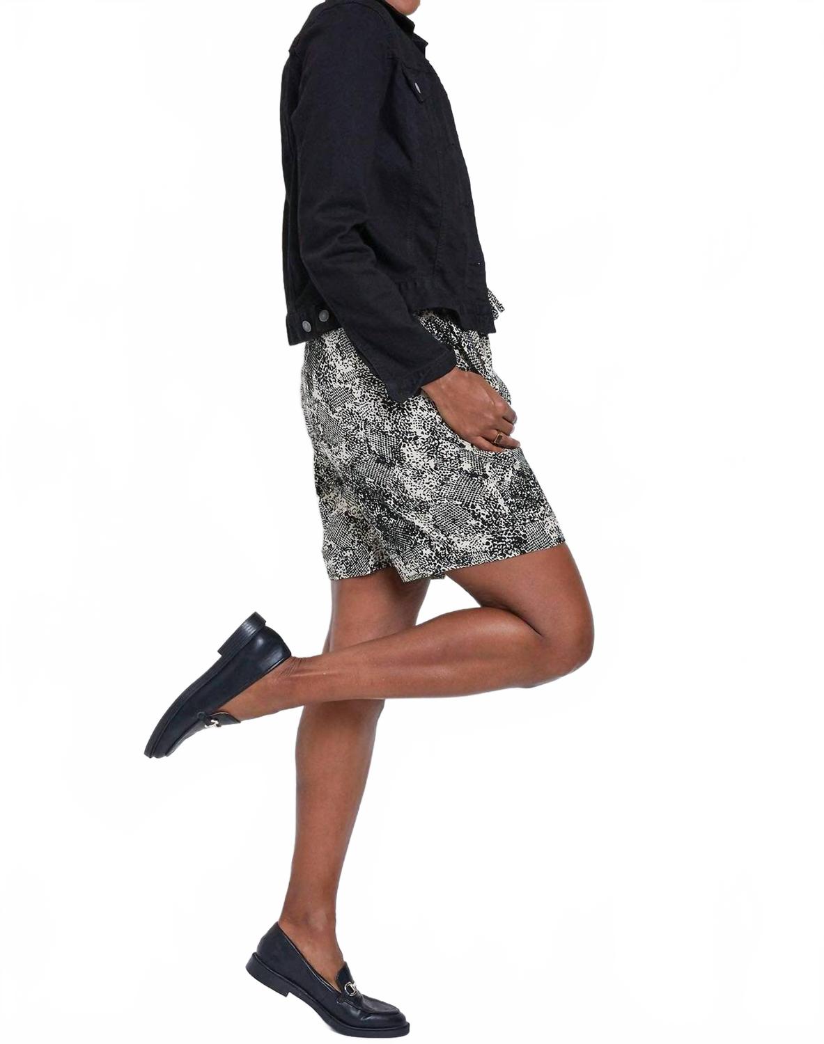 Шорты с принтом под питона на резинке, черные YMI
Шорты с принтом под питона на резинке, черные YMI