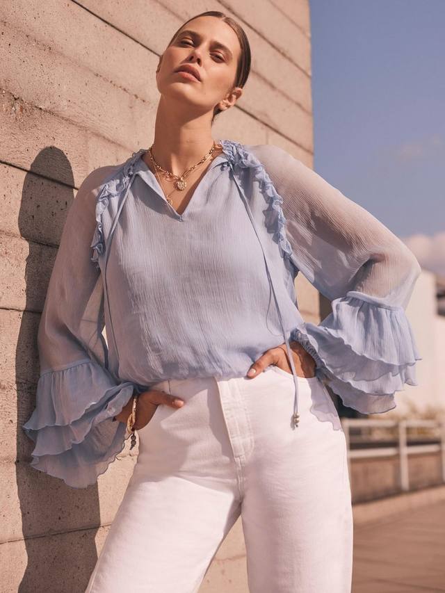 Блузка с длинными рукавами, рюшами и завязкой на шее Mint Velvet
Блузка с длинными рукавами, рюшами и завязкой на шее Mint Velvet