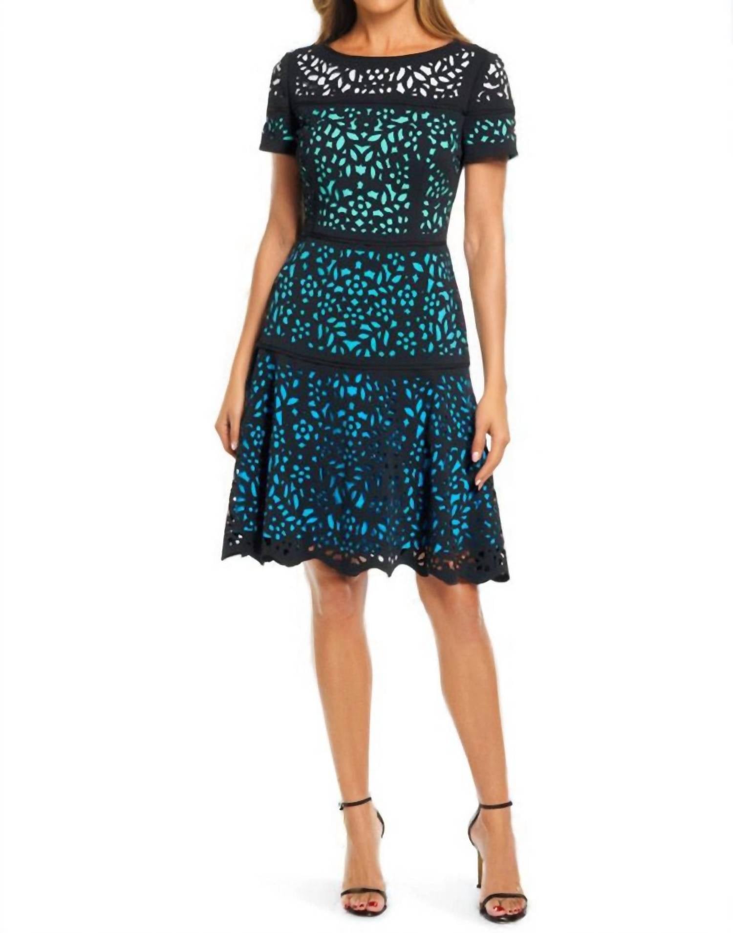 Цветной приталенный платье-футляр с лазерной резкой в бирюзовом цвете SHANI
Цветной приталенный платье-футляр с лазерной резкой в бирюзовом цвете SHANI