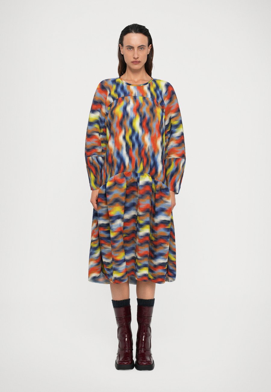 Платье Henrik Vibskov HILLY PLISSE DRESS, Multi-Coloured
Платье Henrik Vibskov HILLY PLISSE DRESS, Multi-Coloured
