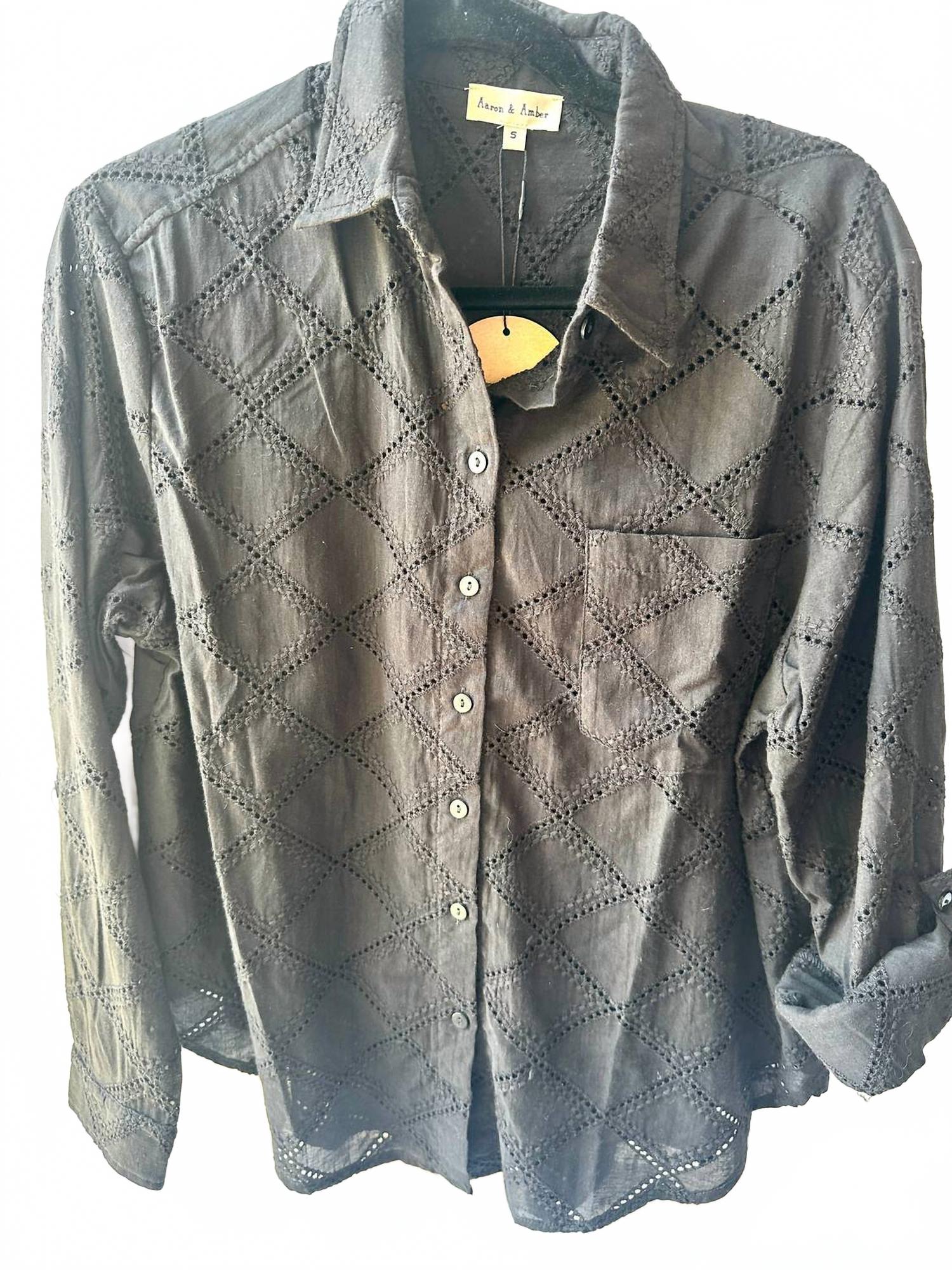 Женская черная рубашка с воротником и вышивкой Aaron & Amber
Женская черная рубашка с воротником и вышивкой Aaron & Amber