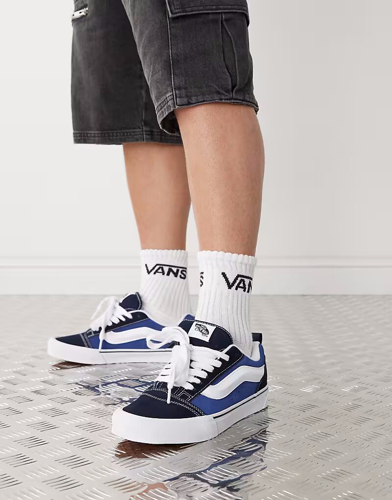Массивные кеды Knu Skool темно-синего и белого цветов Vans
Массивные кеды Knu Skool темно-синего и белого цветов Vans