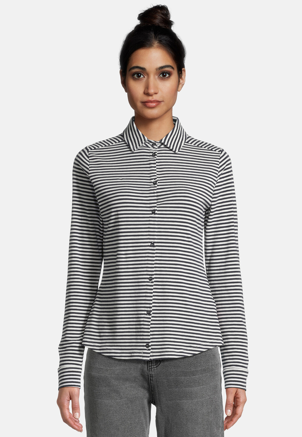 Блуза Salzhaut Olmök, цвет Navy Offwhite
Блуза Salzhaut Olmök, цвет Navy Offwhite