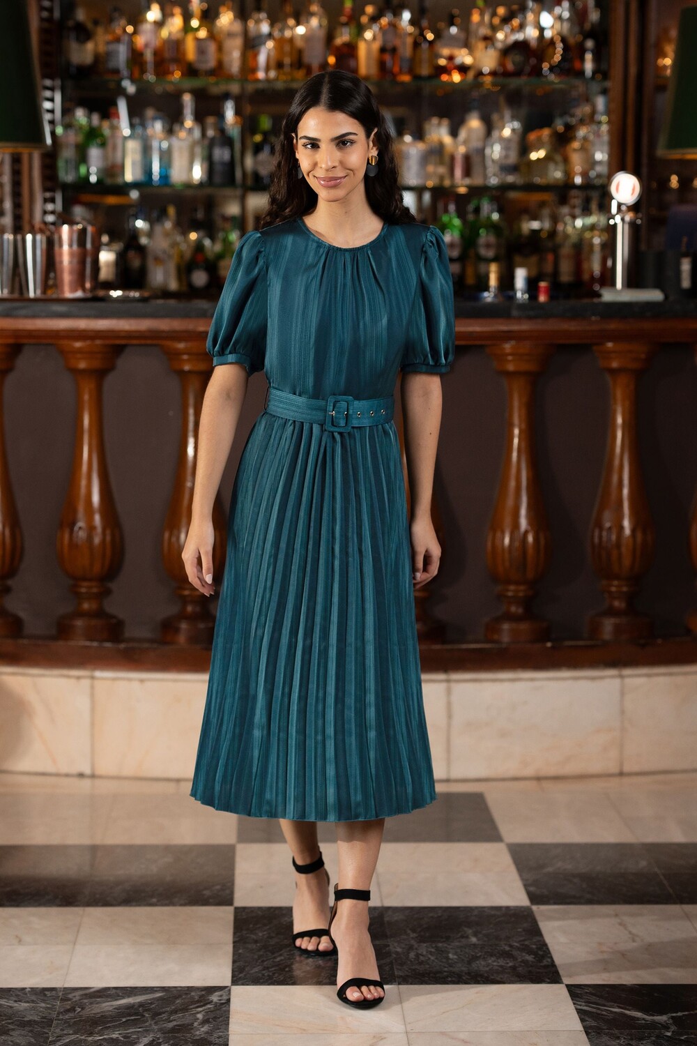 Платье миди в полоску с атласным узором, складками и соответствующим поясом Yumi, зеленый
Платье миди в полоску с атласным узором, складками и соответствующим поясом Yumi, зеленый