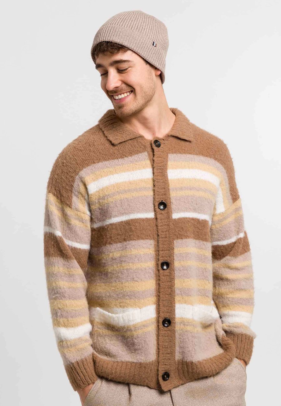 Шапка bugatti SIGNATURE FLAG BEANIE, Taupe/Beige
Шапка bugatti SIGNATURE FLAG BEANIE, Taupe/Beige