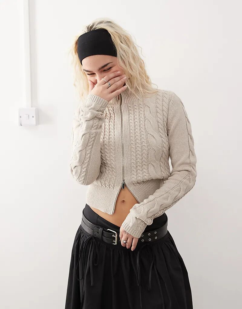 COLLUSION кардиган с косами на молнии кремового цвета
COLLUSION кардиган с косами на молнии кремового цвета