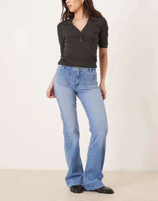 Синие расклешенные джинсы Wrangler средней стирки
Синие расклешенные джинсы Wrangler средней стирки