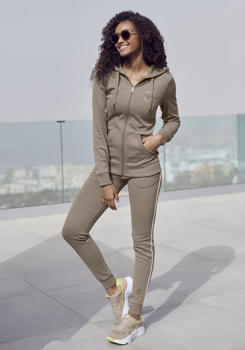 Толстовка H.I.S с капюшоном, боковой окантовкой и мелкой фирменной вышивкой, костюм для отдыха, цвет Camelfarben
Толстовка H.I.S с капюшоном, боковой окантовкой и мелкой фирменной вышивкой, костюм для отдыха, цвет Camelfarben