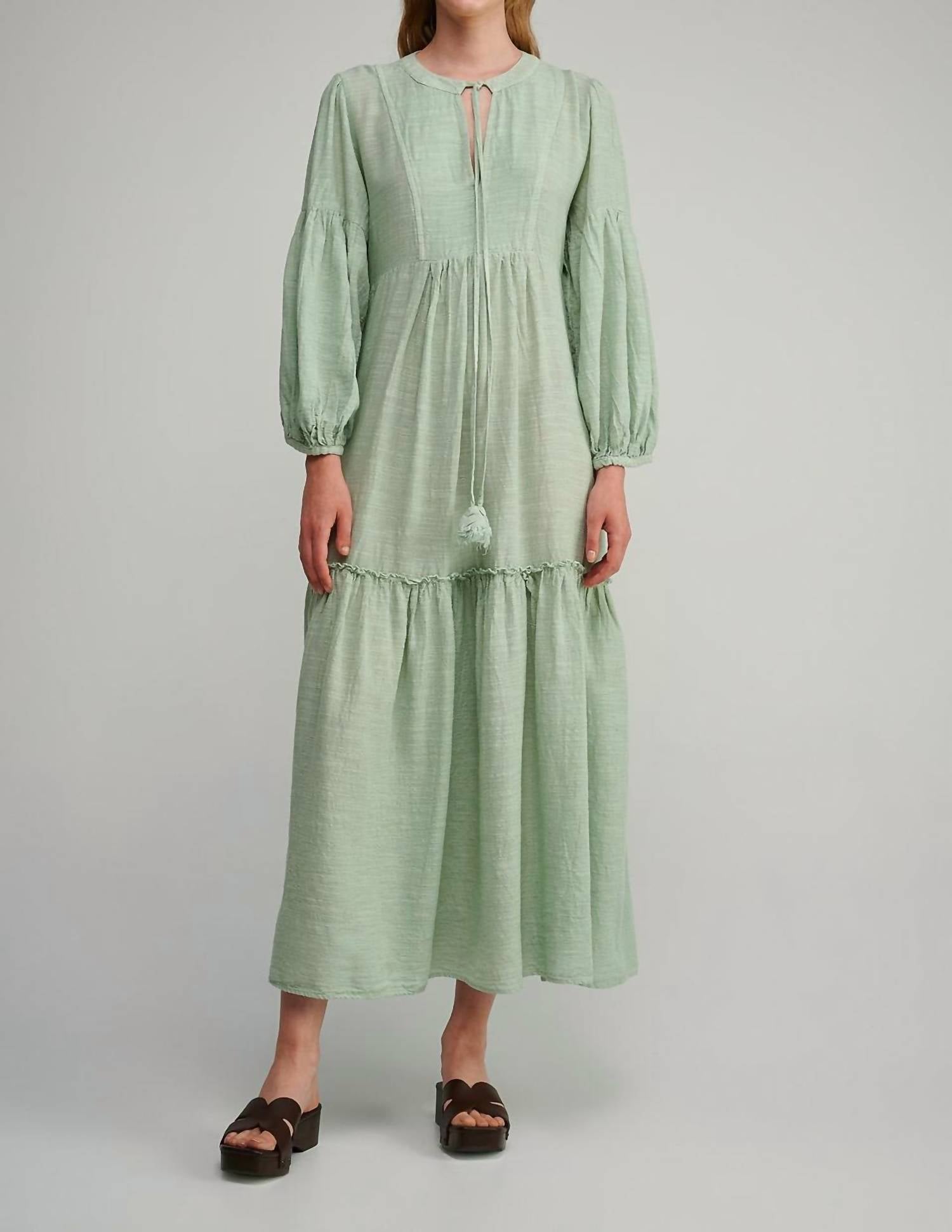 Платье макси Greta в лазурном цвете Pearl and Caviar
Платье макси Greta в лазурном цвете Pearl and Caviar