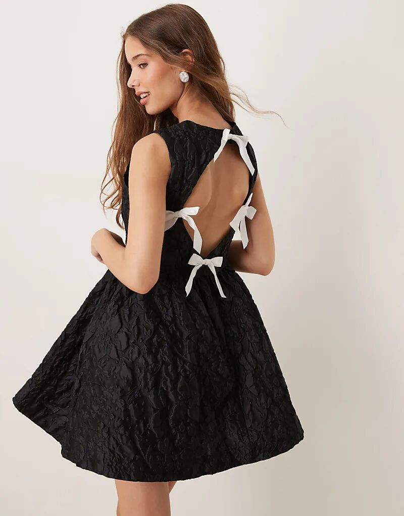 Мини-платье Sister Jane из структурированного жаккарда с карманами черного цвета
Мини-платье Sister Jane из структурированного жаккарда с карманами черного цвета