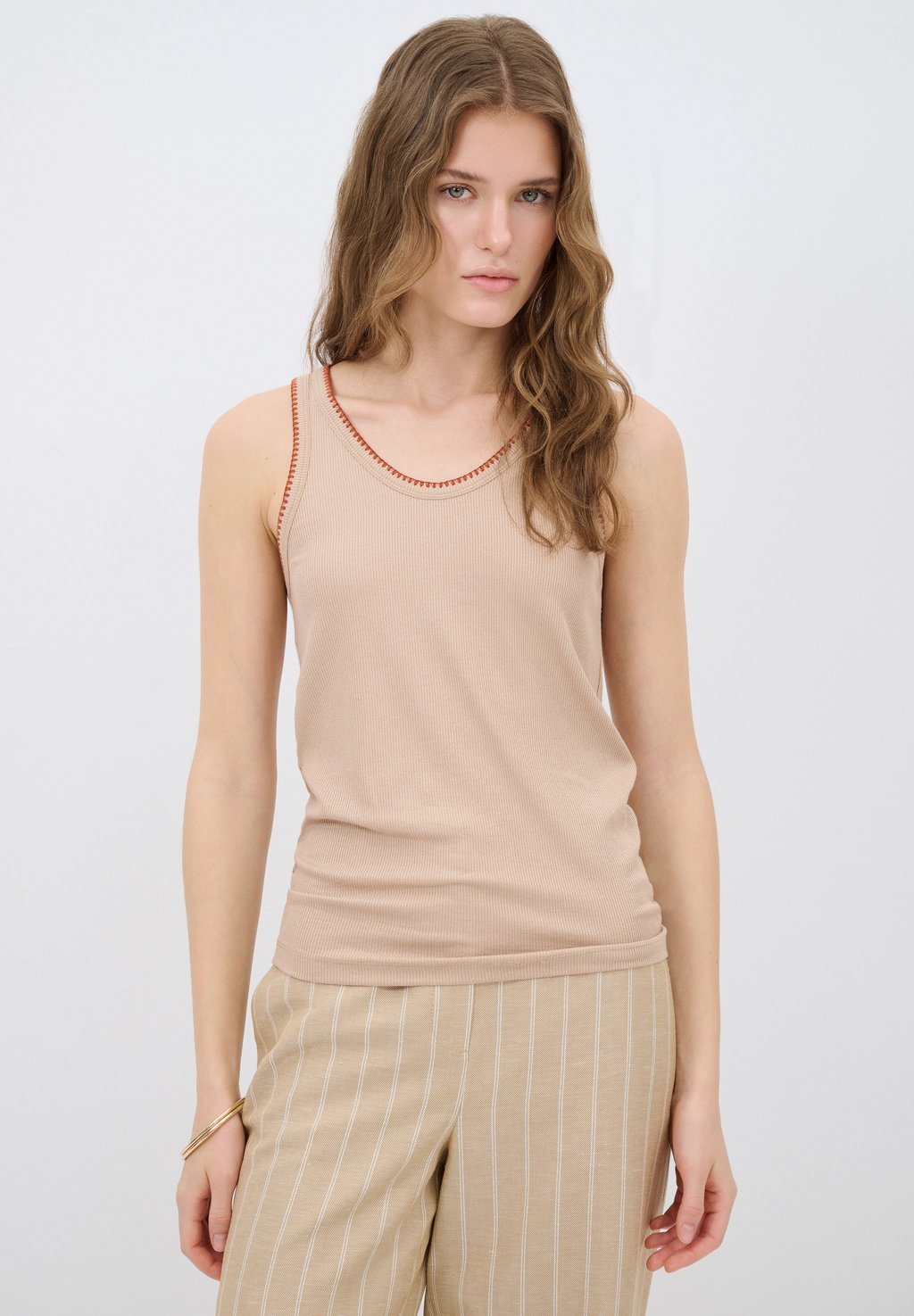 Топ WITH STITCHING DETAILS adL, коричневый
Топ WITH STITCHING DETAILS adL, коричневый