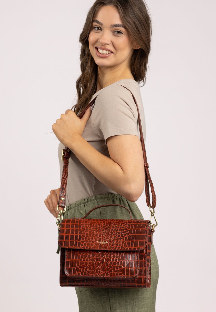 Сумка Gusti Leder CAREN, Braun/Mottled Brown
Сумка Gusti Leder CAREN, Braun/Mottled Brown