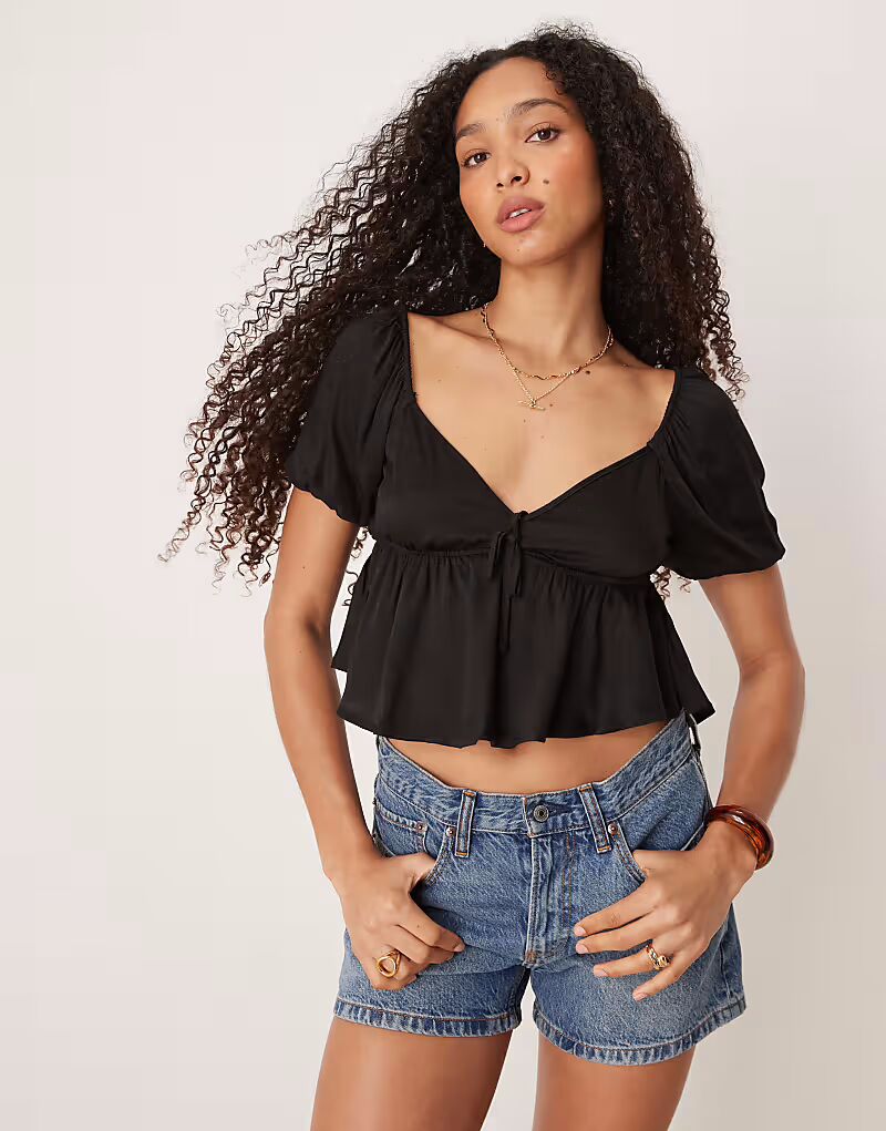 Черная блузка с баской и завязкой спереди
Черная блузка с баской и завязкой спереди