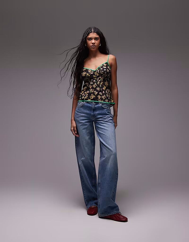 Майка Topshop с контрастной окантовкой и черным цветочным принтом 
Майка Topshop с контрастной окантовкой и черным цветочным принтом