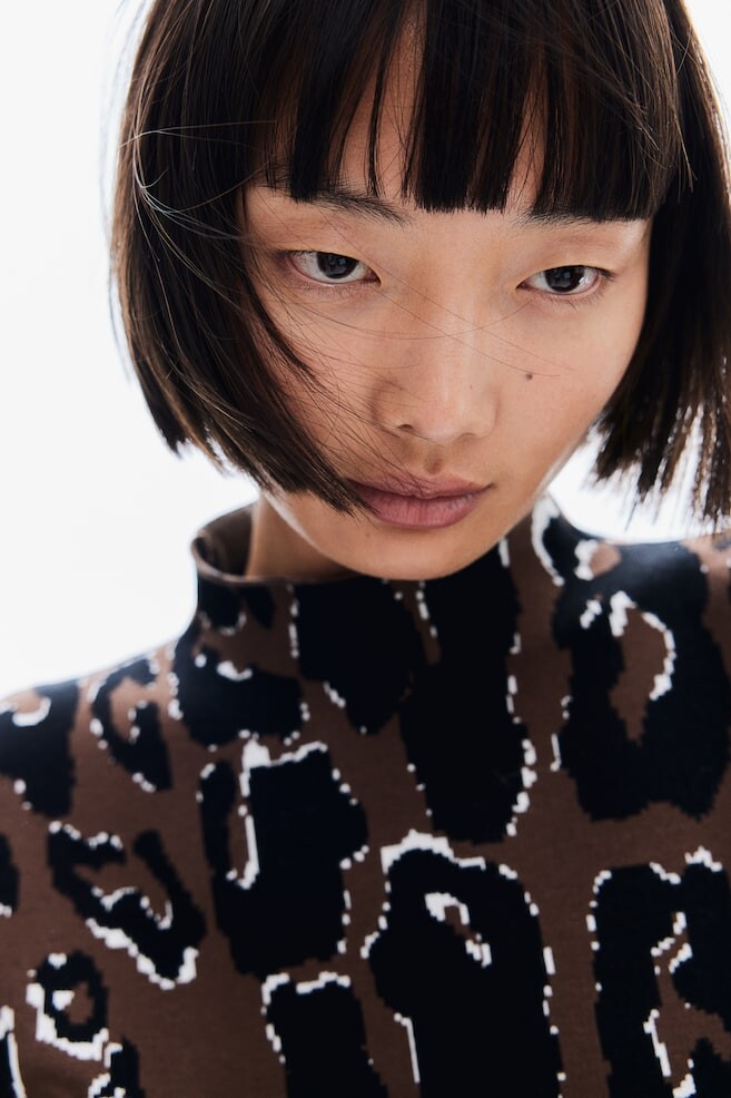 Жаккардовый свитер с водолазкой H&M, коричневый
Жаккардовый свитер с водолазкой H&M, коричневый