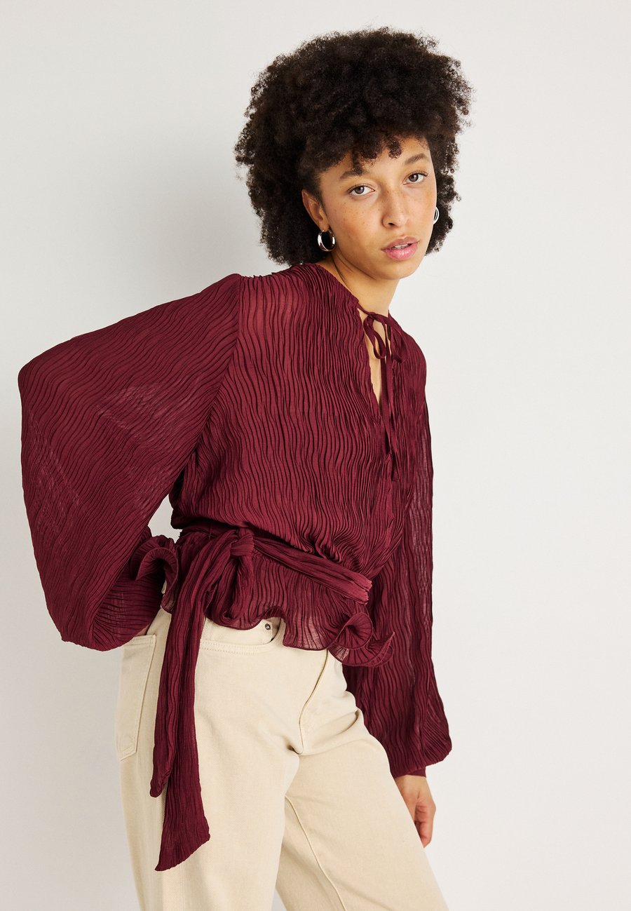 Блуза Gina Tricot TIE BLOUSE, Wine/Bordeaux
Блуза Gina Tricot TIE BLOUSE, Wine/Bordeaux