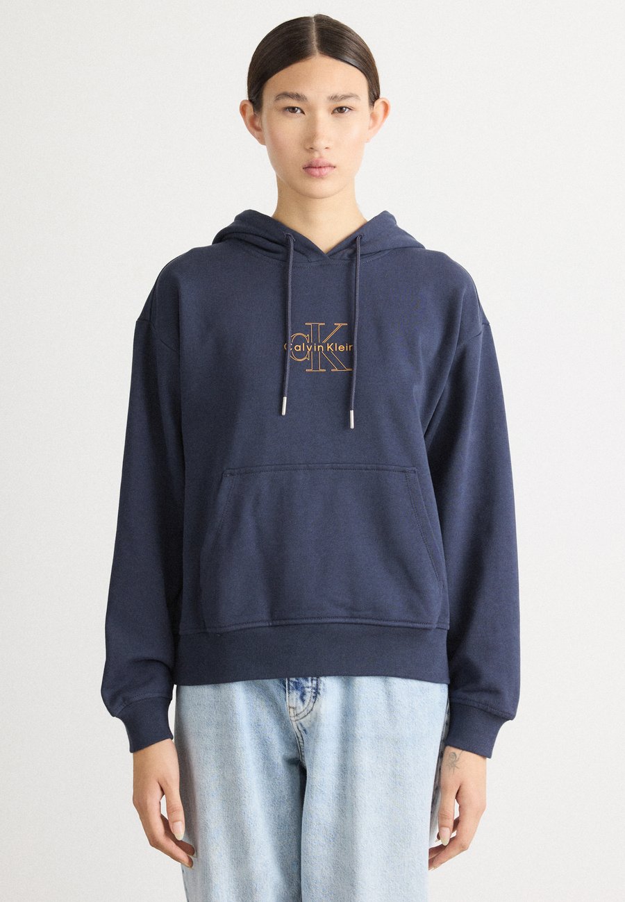Толстовка Calvin Klein Jeans CLASSIC FOIL MONOLOGO HOOD, Inkwell/Dark Blue
Толстовка Calvin Klein Jeans CLASSIC FOIL MONOLOGO HOOD, Inkwell/Dark Blue