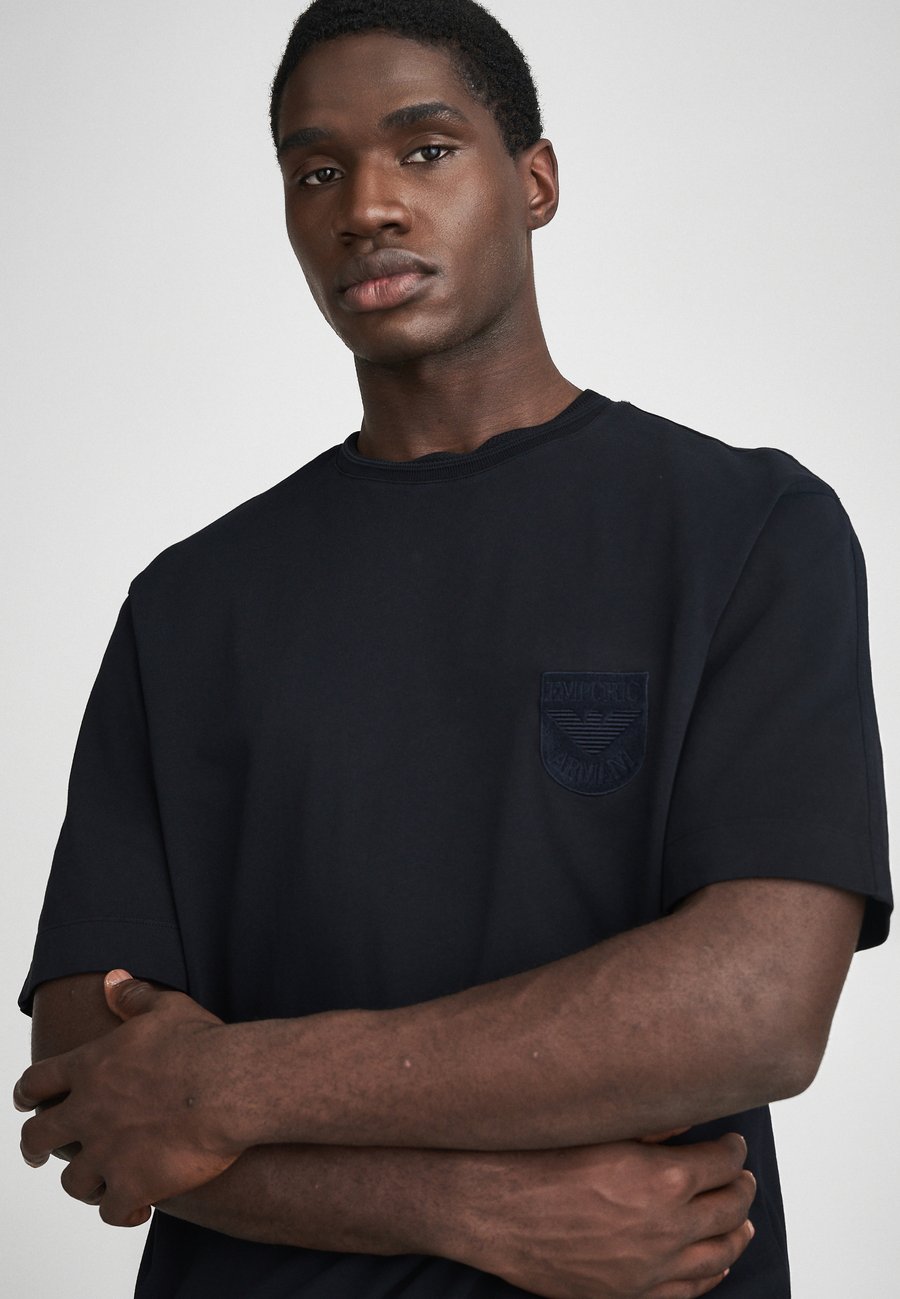 Футболка Emporio Armani Basic T-shirt, Blue Navy/Dark Blue, Синий, Футболка Emporio Armani Basic T-shirt, Blue Navy/Dark Blue
Футболка Emporio Armani Basic T-shirt, Blue Navy/Dark Blue, Синий, Футболка Emporio Armani Basic T-shirt, Blue Navy/Dark Blue