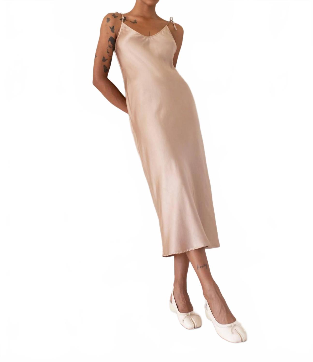 Платье Bella от Paper Label в цвете Dune, Dune
Платье Bella от Paper Label в цвете Dune, Dune