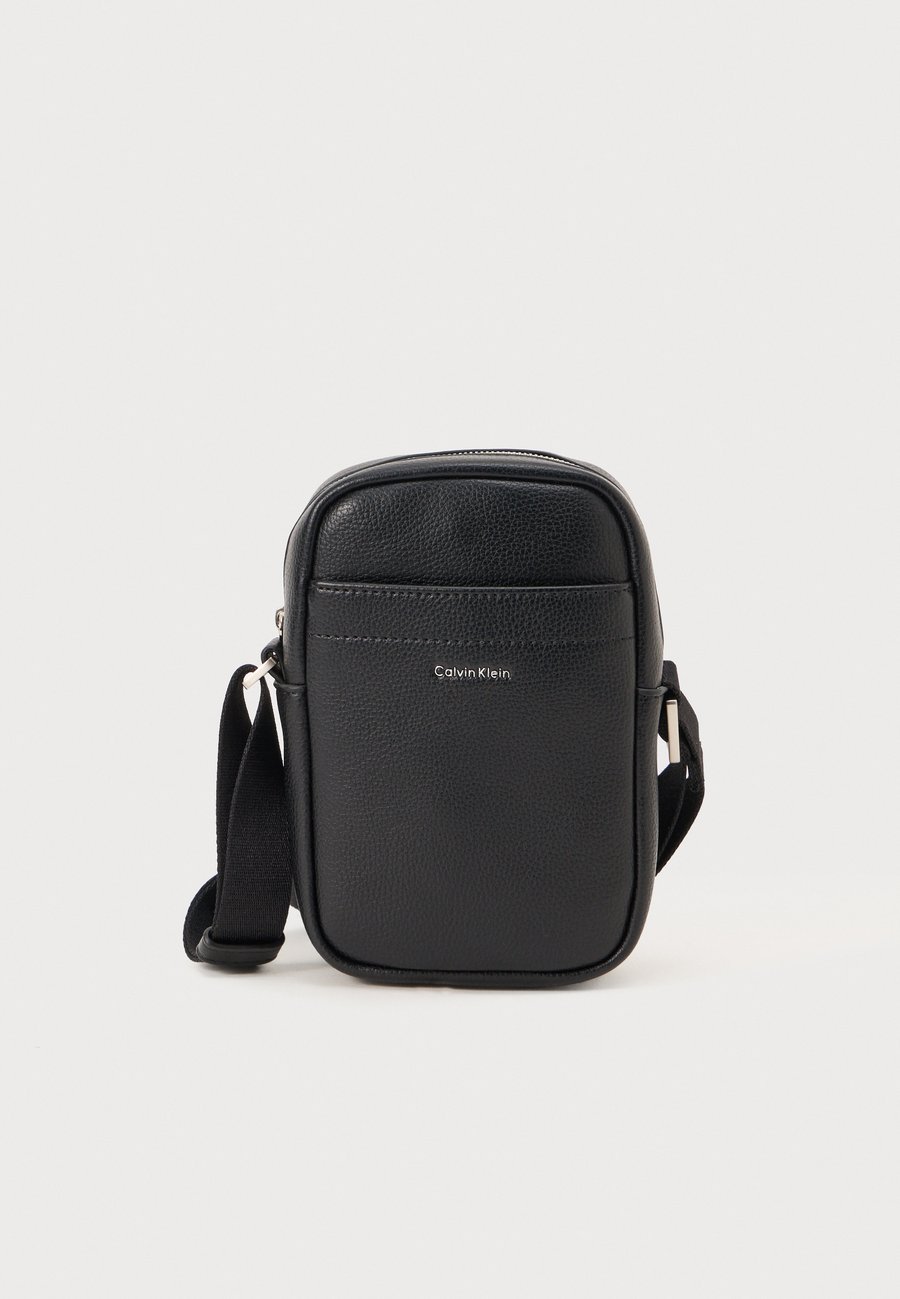 Сумка кросс-боди Calvin Klein RAISED SLIM REPORTER, Black
Сумка кросс-боди Calvin Klein RAISED SLIM REPORTER, Black