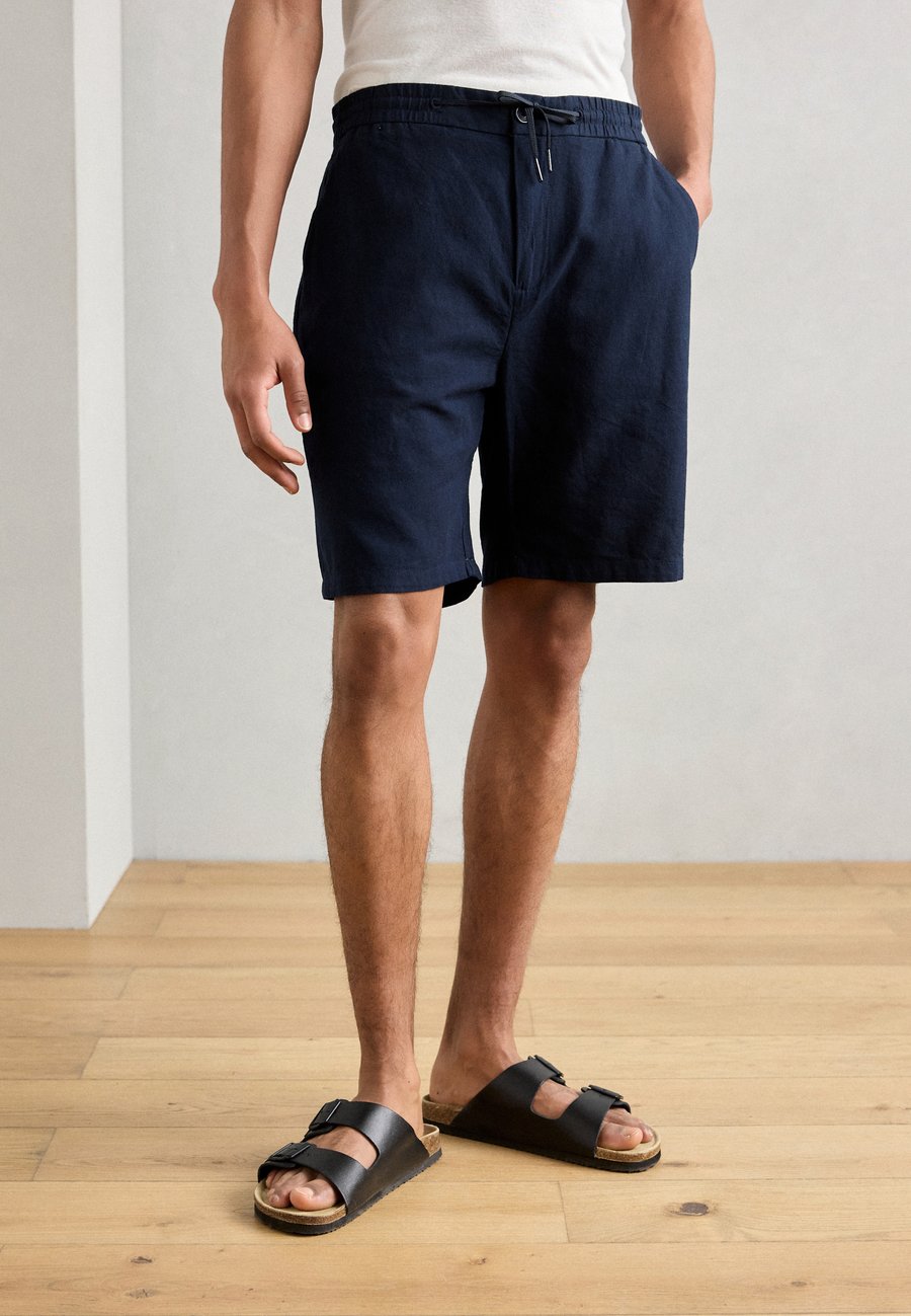 Шорты Scotch & Soda CORE FAVE BERMUDA, Dunkelblau/Dark Blue
Шорты Scotch & Soda CORE FAVE BERMUDA, Dunkelblau/Dark Blue