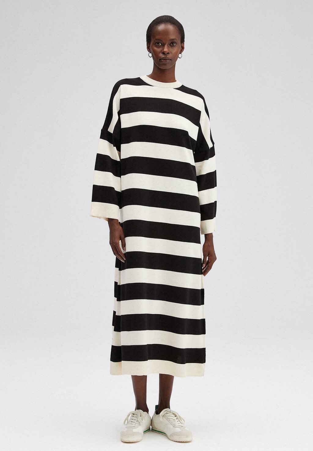 Трикотажное платье STRIPED OVERSIZE Touché Privé, цвет beige
Трикотажное платье STRIPED OVERSIZE Touché Privé, цвет beige