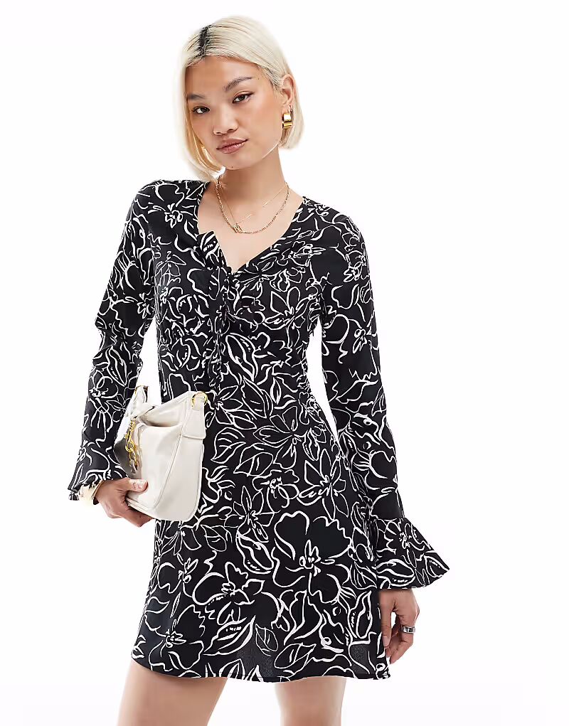 Мини-платье Wednesday's Girl с абстрактным цветочным принтом и расклешенными рукавами черного цвета
Мини-платье Wednesday's Girl с абстрактным цветочным принтом и расклешенными рукавами черного цвета