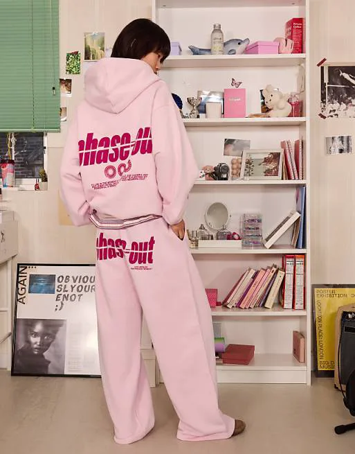 Розовые широкие плюшевые брюки с принтом Bershka
Розовые широкие плюшевые брюки с принтом Bershka