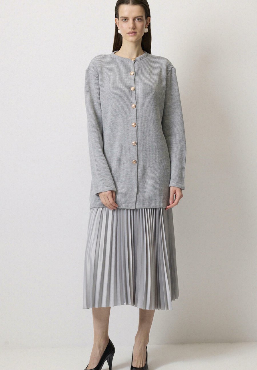 Кардиган Touché Privé Cardigan, Grey/Metallic Black
Кардиган Touché Privé Cardigan, Grey/Metallic Black