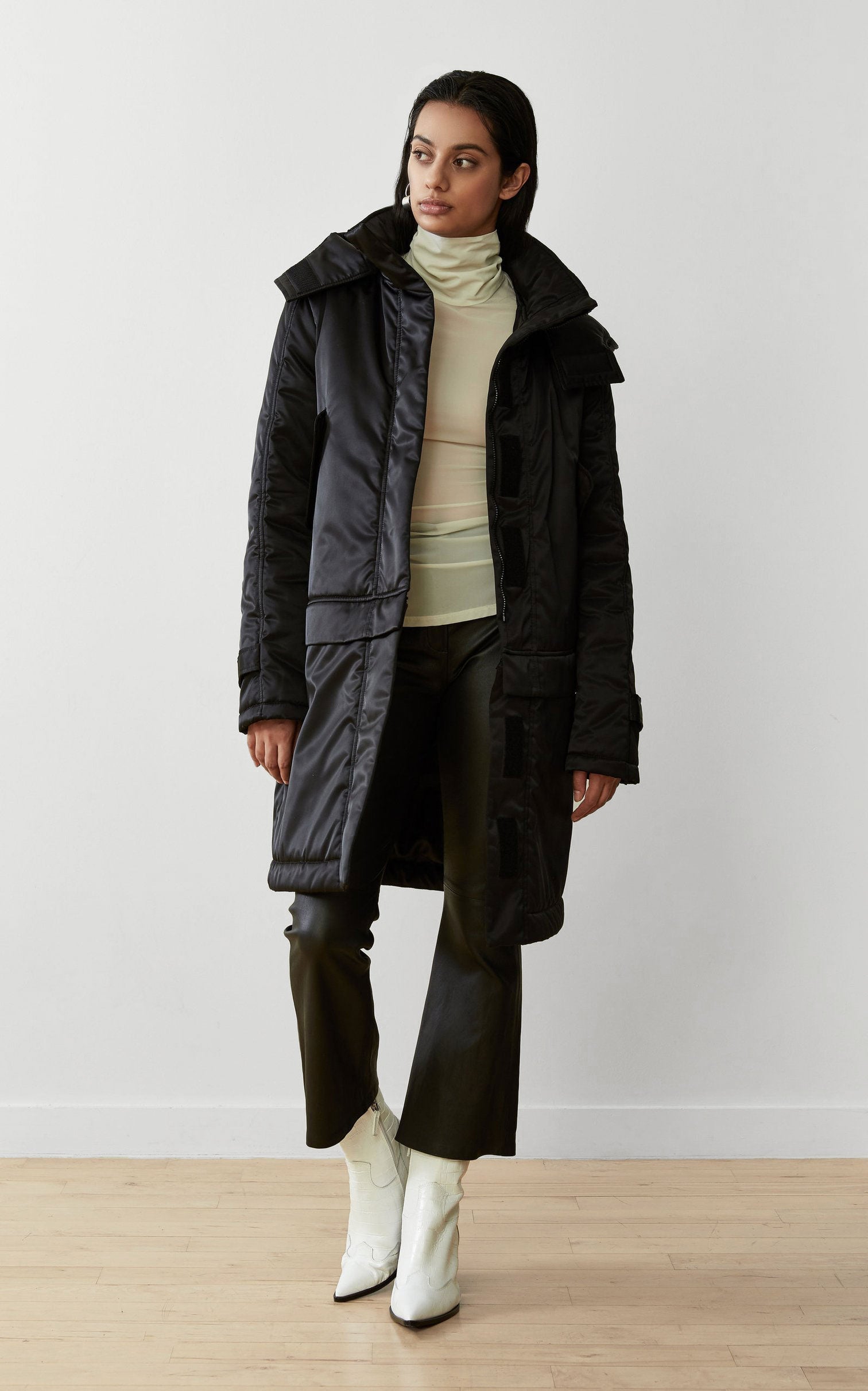 Экологичное трансформируемое атласное пуховое пальто CAALO, черный
Экологичное трансформируемое атласное пуховое пальто CAALO, черный