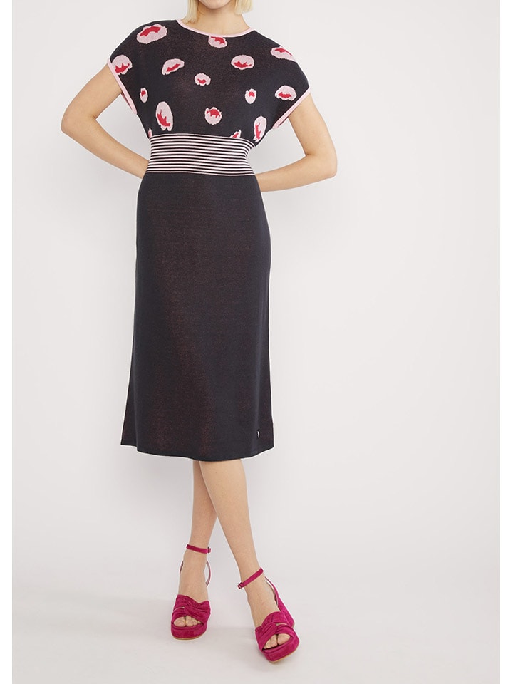 Платье до колена Blutsgeschwister
Платье до колена Blutsgeschwister