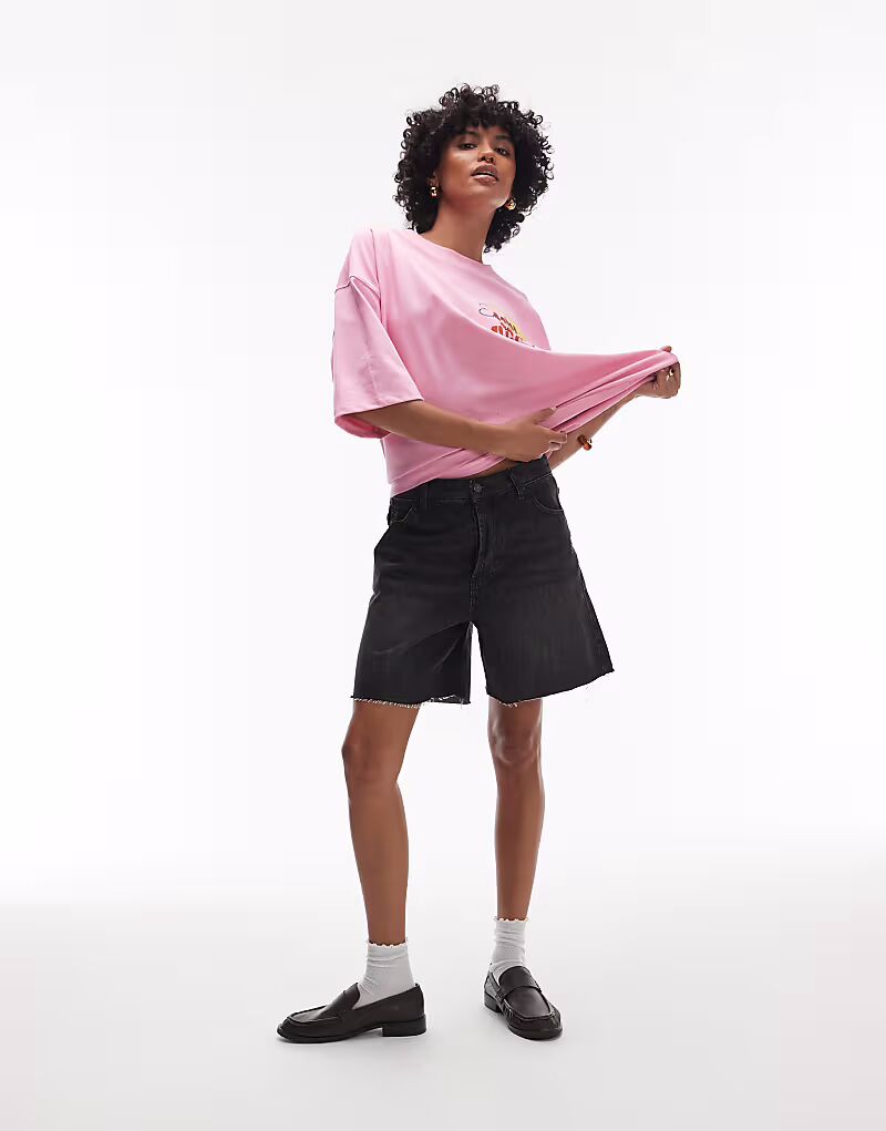 Джинсовые шорты свободного кроя Topshop черного цвета с потертостями
Джинсовые шорты свободного кроя Topshop черного цвета с потертостями