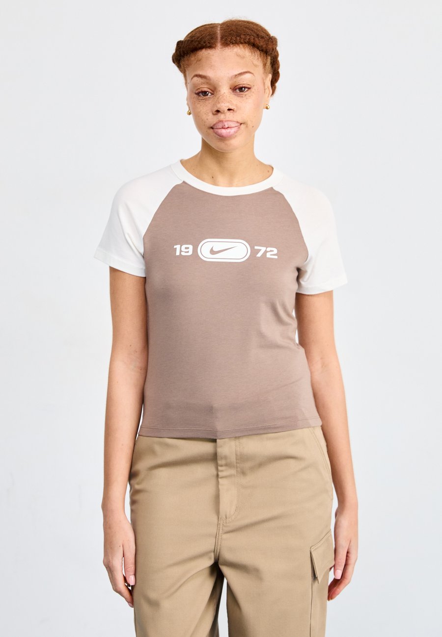 Футболка Nike Sportswear TEE, Sail/Mink Brown/Off-White, Белый, Футболка Nike Sportswear TEE, Sail/Mink Brown/Off-White
Футболка Nike Sportswear TEE, Sail/Mink Brown/Off-White, Белый, Футболка Nike Sportswear TEE, Sail/Mink Brown/Off-White