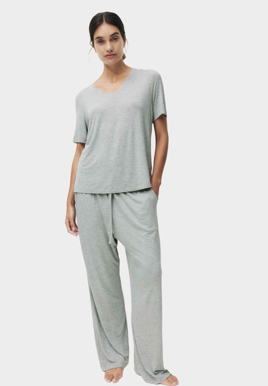 Пижамный комплект Marks & Spencer SET, Grey
Пижамный комплект Marks & Spencer SET, Grey