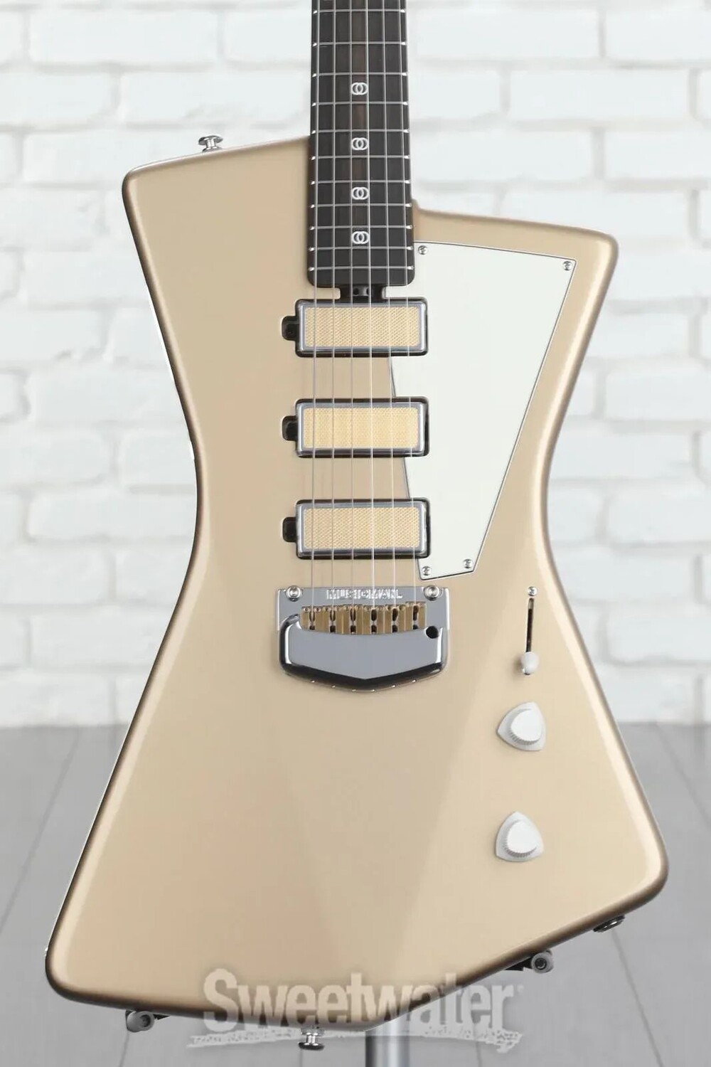 Электрогитара Ernie Ball Music Man St. Vincent Goldie, Cashmere
Электрогитара Ernie Ball Music Man St. Vincent Goldie, Cashmere