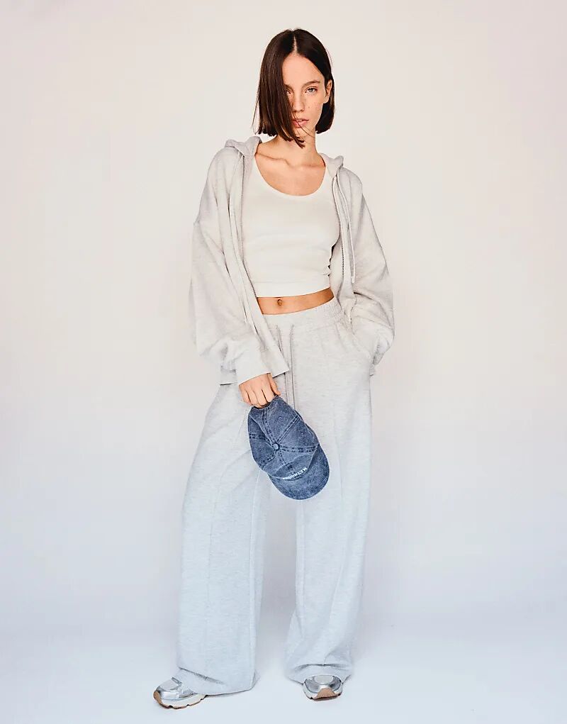 Мягкие на ощупь брюки Bershka широкого кроя светло-серого цвета
Мягкие на ощупь брюки Bershka широкого кроя светло-серого цвета