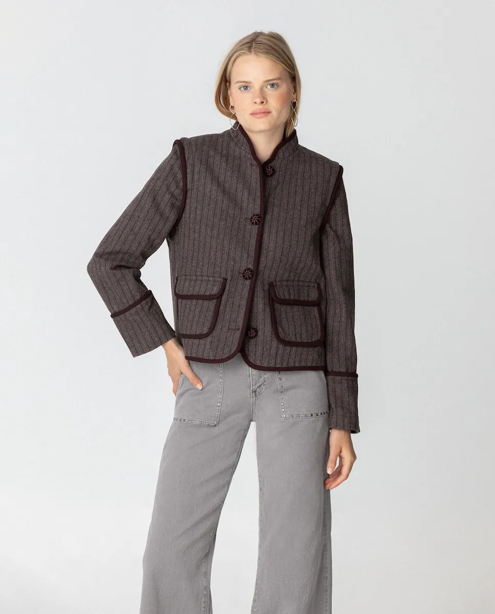 Женская жакет в елочку с воротником-стойкой и полосками Noon, бордовый
Женская жакет в елочку с воротником-стойкой и полосками Noon, бордовый