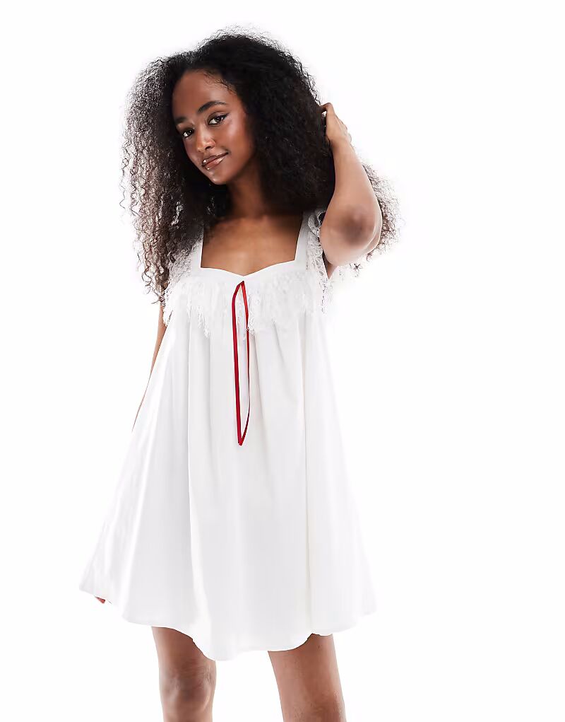 Платье-мини «бэбидолл» Daisy Street с кружевными бретелями белого цвета и красным бантом
Платье-мини «бэбидолл» Daisy Street с кружевными бретелями белого цвета и красным бантом