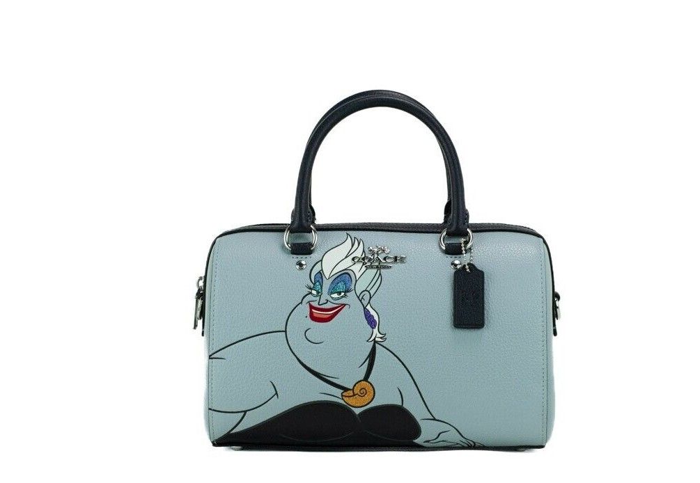 Сумка-портфель через плечо из шагреневой кожи Rowan с мотивом Disney Ursula Coach
Сумка-портфель через плечо из шагреневой кожи Rowan с мотивом Disney Ursula Coach