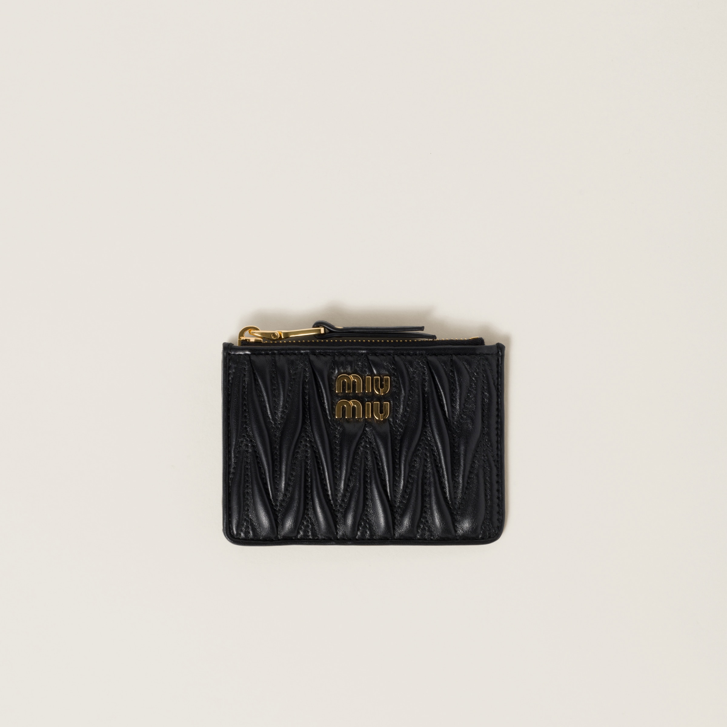 Кардхолдер из матовой наппы с простежкой MIU MIU, черный
Кардхолдер из матовой наппы с простежкой MIU MIU, черный