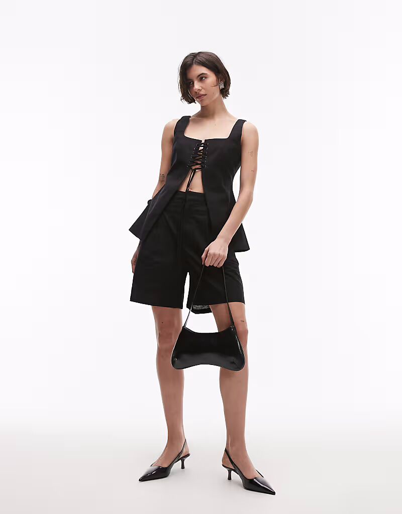 Удлиненные шорты SNDYS из льняной смеси черного цвета
Удлиненные шорты SNDYS из льняной смеси черного цвета