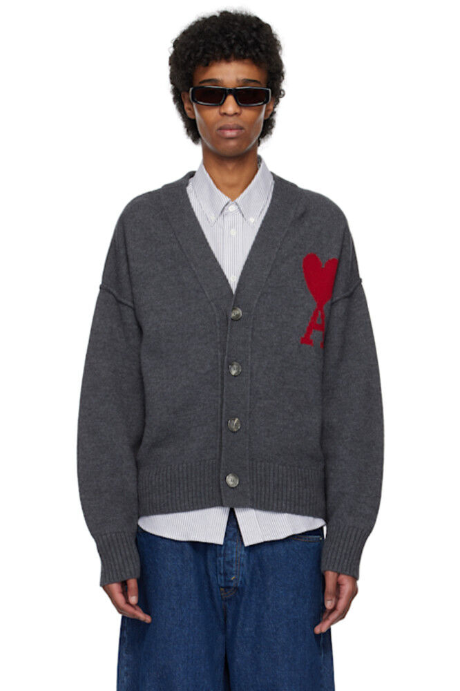 Серый шерстяной кардиган Ami de Coeur AMI Paris
Серый шерстяной кардиган Ami de Coeur AMI Paris
