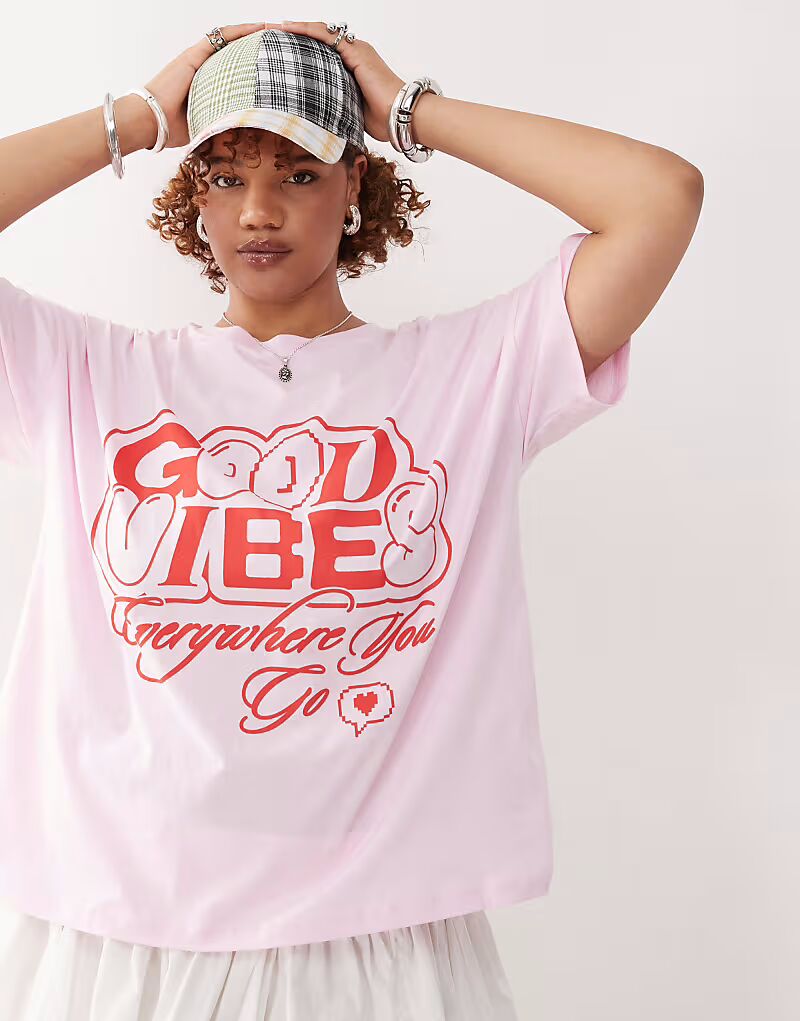 Футболка свободного кроя Noisy May Curve с принтом хорошего настроения в светло-розовом цвете 
Футболка свободного кроя Noisy May Curve с принтом хорошего настроения в светло-розовом цвете