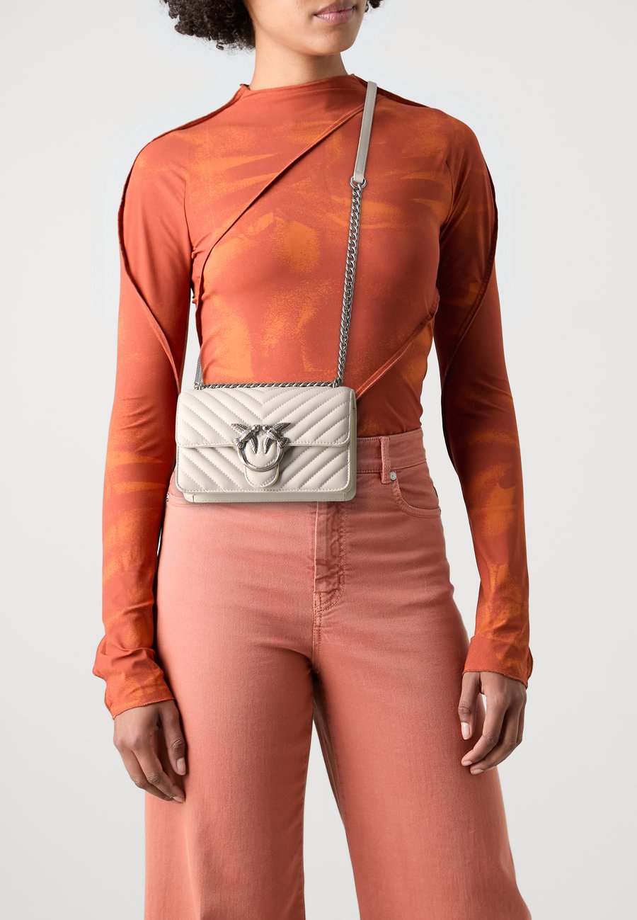 Сумка кросс-боди Pinko LOVE ONE MINI , Bianco Seta/Old Silver/White
Сумка кросс-боди Pinko LOVE ONE MINI , Bianco Seta/Old Silver/White