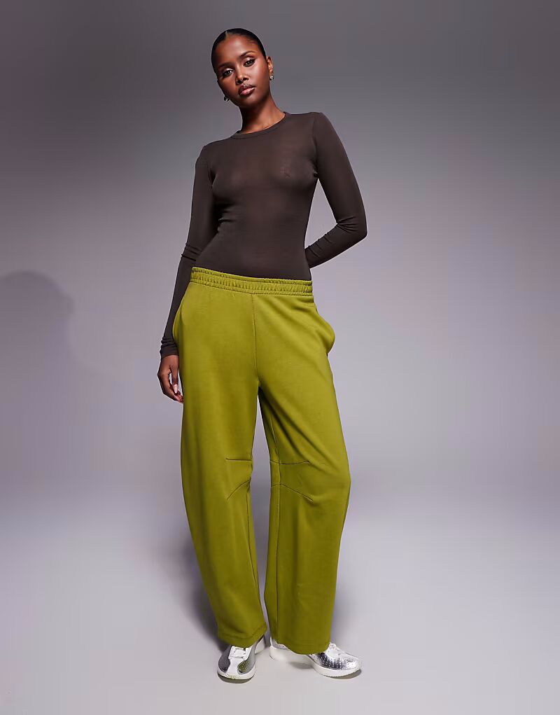 Спортивные брюки-джоггеры Interlock Barrel Leg в оливково-зеленом цвете Asos Design
Спортивные брюки-джоггеры Interlock Barrel Leg в оливково-зеленом цвете Asos Design